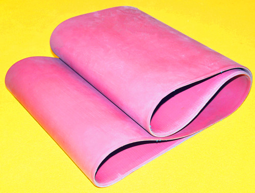 Seamless conveyor belt for compacting bag machine